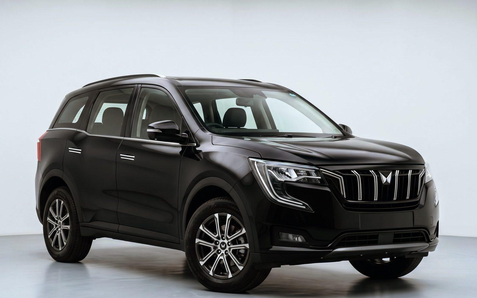 Mahindra XUV 700, black, front three-quarter view