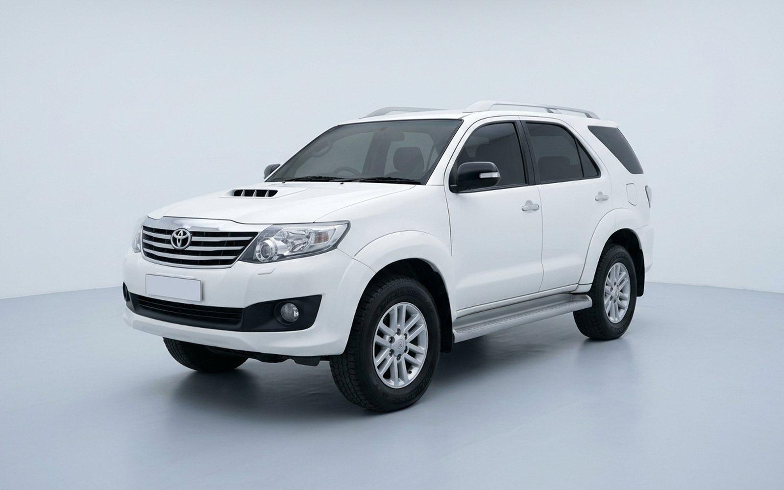 2013 Toyota Fortuner, white, front three-quarter view